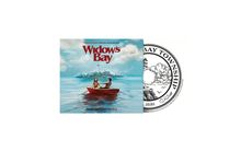 „Widow's Bay“, Musik von David Fleming. Illustration zeigt zwei Personen in einem Ruderboot vor einer Insel mit Leuchtturm.