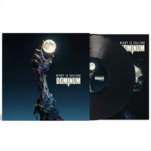 „Night is Calling, Dominum“. Eine untote Hand greift nach dem leuchtenden Vollmond, im Hintergrund ist eine Schallplatte sichtbar.