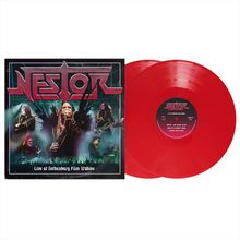 "NESTOR", "Live at Gothenburg Film Studios", rotes Vinyl, Musiker während eines Konzerts, dynamische Beleuchtung.