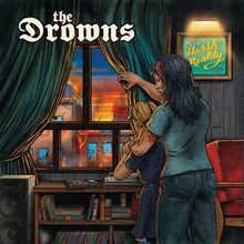 "The Drowns", "Harsh Reality". Eine Illustration: Ein Paar schaut aus einem Fenster auf eine brennende Straße.