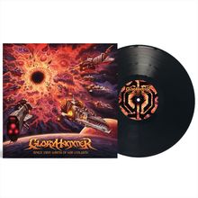 Schriftzug: "Gloryhammer - Space 1992: Wrath of Hoot Vialiahth." Illustration von Raumschiffen und einer explosiven Weltraumszene.