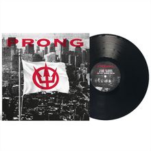 Text: "PRONG". Schwarze Schallplatte mit urbanem Hintergrund. Weiße Flagge mit rotem Logo, ähnlich einer Krone.