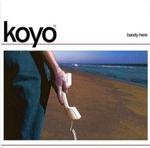 Text: "koyo", "barely here". Eine Person hält einen Telefonhörer am Strand, im Hintergrund Meer und blauer Himmel.