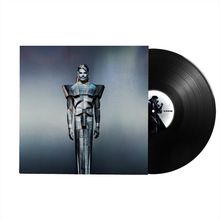 Text: ADAM. Eine futuristische Statue in metallischem Look, daneben eine schwarze Vinyl-Schallplatte.