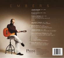 Text: "EMBERS" und Namen von Komponisten mit Werken. Ein Mann sitzt mit einer Gitarre auf einem Barhocker.