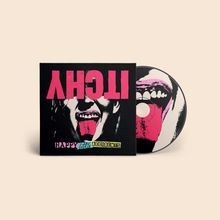 Der Text "ITCHY" in Pink und "HAPPY little ACCIDENTS" in verschiedenen Farben. Ein schwarz-weißes Gesicht mit pinker Zunge.