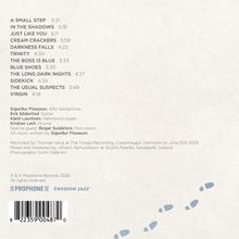 Texte: Songtitel und -längen, Musiker, Aufnahmedaten. Unten Logos und Barcode. Design: grauer Hintergrund mit blauen Fußspuren.