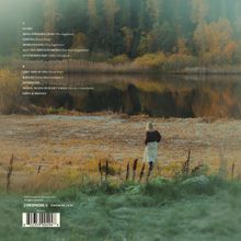 Texte: Intro, Skog För Bara Träd, Vårvisa, Morgonsång. Eine Person steht an einem See, umgeben von Herbstbäumen.