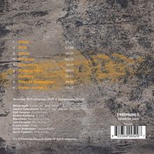 Eine Liste von neun Songtiteln mit Zeitangaben. Darunter Text über Aufnahmeort und Mitwirkende, daneben ein Barcode und ein Prophone-Logo. Hintergrundstruktur in erdigen Farben mit gelber Akzentuierung.