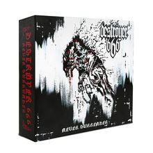 Deströyer 666: Never Surrender (Deluxe Edition), 1 CD und 1 Merchandise