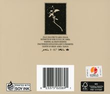 Ein Barcode unten, "PRINTED WITH SOY INK" links. Illustration einer Blume oben. Logos und Zertifizierungen sichtbar.