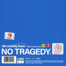 "NO TRAGEDY" steht groß auf blauem Hintergrund. Oben links ein Sticker, rechts unten ein Symbol mit einer Faust.