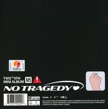 TWS 5th Mini Album M5. "No Tragedy" mit Symbol eines erhobenen Fäustchens in einem Kreis. Schwarzer Hintergrund.