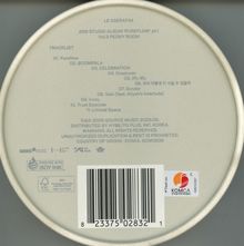 Text: LE SSERAFIM, 2ND STUDIO ALBUM 'PUREFLOW' pt.1, Vol.3 PEONY ROOM, TRACKLIST, 01. Pureflow, 02. BOOMPALA, usw.  
Ein Barcode ist zu sehen.