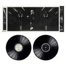 Text: "ST VINCENT LIVE IN LONDON" auf zwei Schallplatten. Oben: eine Frau auf der Bühne, Scheinwerfer im Hintergrund.