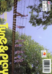 Text: "Tune & play". Sechs Personen laufen über eine Hängebrücke, umgeben von Bäumen mit grünen Blättern.