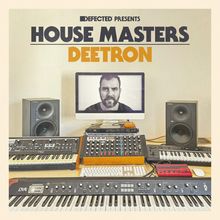 "DEFECTED PRESENTS HOUSE MASTERS DEETRON" zeigt Musikgeräte und einen Monitor mit einem Schwarzweißfoto eines Mannes.