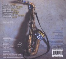 Eine Liste von Musiktiteln mit Zeiten, darunter ein Saxophon mit einem blauen Armband an der Seite.