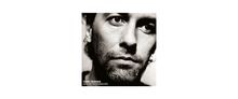 Text: "Yann Tiersen Les Retrouvailles". Nahaufnahme eines Mannes, nachdenklicher Ausdruck, schwarz-weiß.