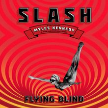 "FLYING BLIND" unten. Oben "SLASH" und "FEATURING MYLES KENNEDY & THE CONSPIRATORS". Taucherin vor roten Spiralen.
