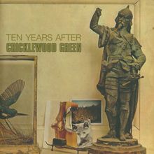 "Ten Years After, Cricklewood Green." Statue eines Ritters, ausgestopfter Vogel, Bild einer Katze und zerrissene Flasche.