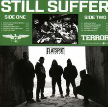 "STILL SUFFER" Titel, zwei Seiten mit Songtiteln, Foto von Konzertszene und fünf Personen im Schnee, "FLATSPOT RECORDS" Logo.