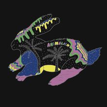 Der Text "Animalism" steht auf einem bunt gemusterten Hasen mit Palmen und fließenden Farben.