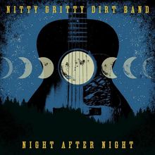 "Nitty Gritty Dirt Band", "Night After Night". Eine Gitarre überlappt Mondphasen, umgeben von Bäumen und Sternenhimmel.