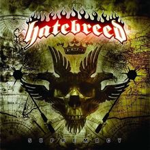 "hatebreed" in flammenden Buchstaben; unten "SUPREMACY". Im Hintergrund eine Krone über einem geflügelten Totenkopf.