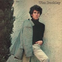 Oben rechts steht "Tim Buckley". Ein junger Mann in Rollkragenpullover lehnt an einer Wand, Jacke über der Schulter.