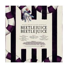 Text in der Mitte: "Beetlejuice Beetlejuice". Illustration: Schlange auf schwarz-weiß gestreiftem Hintergrund.