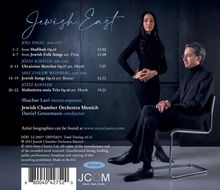 "Jewish East" mit musikalischem Programm. Zwei Personen in Schwarz, eine stehend, eine sitzend, vor dunklem Hintergrund.