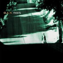 Text: „O.A.R. RISEN“. Eine düstere Landschaft mit einem einsamen Wanderer.