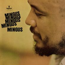 „Mingus Mingus Mingus Mingus Mingus“; Profil eines nachdenklichen Mannes, gelblicher Hintergrund.