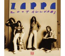 Im Vordergrund steht groß "ZAPPA" in Blau, darunter "Zoot Allures" in lila. Vier Personen posieren lässig vor neutralem Hintergrund.