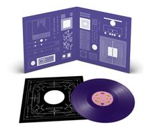 Ein violettes Vinyl und ein aufklappbares Cover mit weißen geometrischen Mustern, dazu eine schwarze Hülle mit Linienzeichnungen.