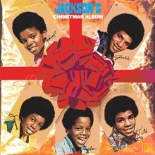 "JACKSON 5 CHRISTMAS ALBUM" steht über einem Geschenk mit roten Bändern, verziert mit Bildern der Bandmitglieder.