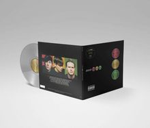 Auf der Hülle stehen "blink-182" und Playlist-Titel. Drei Männer auf farbigem Hintergrund. Silberne Schallplatte liegt daneben.