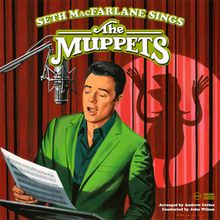 Text: "Seth MacFarlane Sings The Muppets." Illustration eines Sängers in grünem Anzug vor Mikrofon, Muppet-Schatten im Hintergrund.