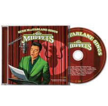 „Seth MacFarlane Sings The Muppets.“ Illustration: Mann in grünem Anzug singt vor Mikrofon, Muppet-Schatten im Hintergrund.