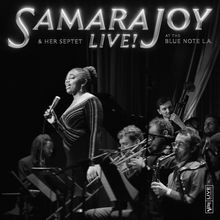 Text: "SAMARA JOY & HER SEPTET LIVE! AT THE BLUE NOTE L.A." Sängerin mit Mikrofon, neben einer Band mit Blasinstrumenten.
