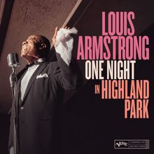 Text: Louis Armstrong One Night in Highland Park. Ein Mann in elegantem Anzug singt leidenschaftlich ins Mikrofon.