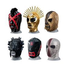Sechs bunte Wrestling-Masken auf grauen Ständern: schwarz-rot, gold, schlangenlederartig, schwarz, mit Nieten, genäht.