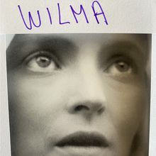 Aufschrift "WILMA" in Lila. Darunter ein schwarz-weißes Foto eines nachdenklichen Gesichts mit fokussierten Augen.