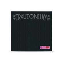 "TRAUTONIUM" in silberner Schrift mit Sternen. Unten rechts ein rosa Label mit "berq". Schwarzer Hintergrund.