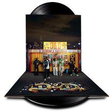 "D&D" in heller Leuchtschrift über einem Imbissstand in der Stadt, mit Personen davor. Vinyl-Schallplatte im Hintergrund.