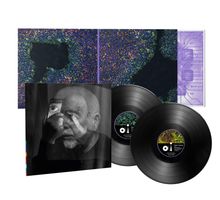 Zwei schwarze Schallplatten mit buntem Etikett, daneben bunte, abstrakte Kunst und ein Porträt eines Mannes mit Telefon.