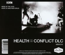 Texte: "DLC HERE IN THE VOID HOPE IS ANOTHER DRUG", "HEALTH :: CONFLICT DLC MMXXV". Schwarz-weiß Bühnenfoto einer Band.