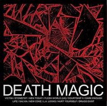 "DEATH MAGIC" in weißer Schrift unten, darüber rote, chaotische Linien auf schwarzem Hintergrund, Album-Titelliste.