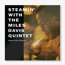 "STEAMIN’ WITH THE MILES DAVIS QUINTET PRESTIGE CR00943." Rechts ein Mann, der sich eine Zigarette anzündet.